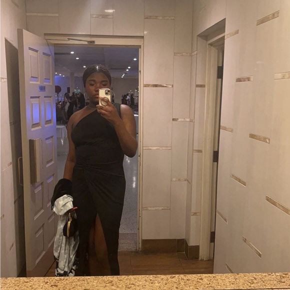 Black asymmetrical dress - Picture 3 of 3